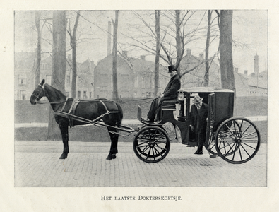 105790 Portret van M.L. Muller, geboren 1884, arts te Utrecht, overleden 1943. Ten voeten uit van voren, uit een ...